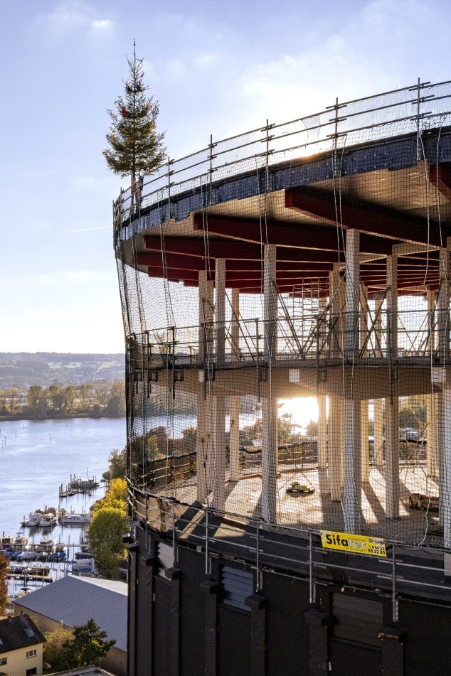 Blick am Panorama vorbei aufs Wasser